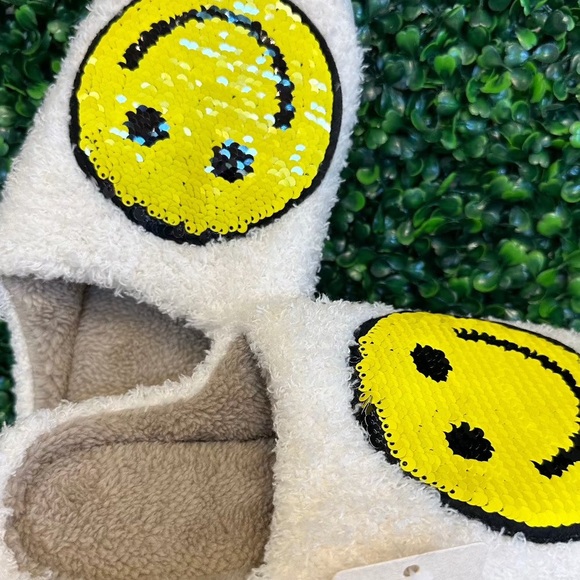 Reversible face smiley slippers  Sz 9. (Says 42/43 but run small) - Picture 2 of 3